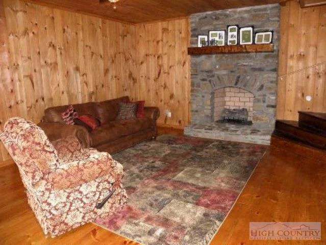 Image number 19 for the current listing
