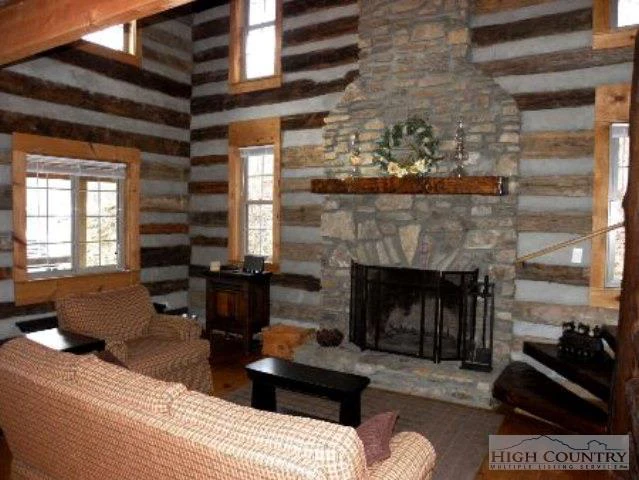Image number 17 for the current listing