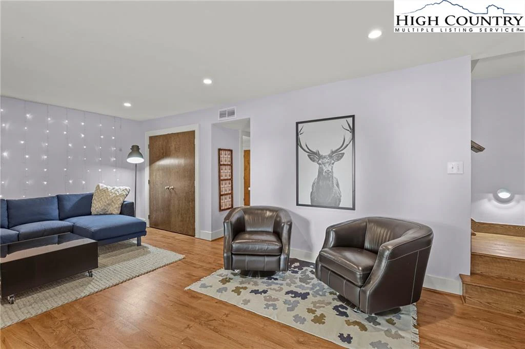 Image number 14 for the current listing