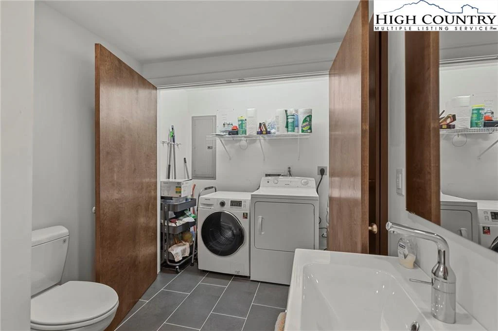 Image number 4 for the current listing