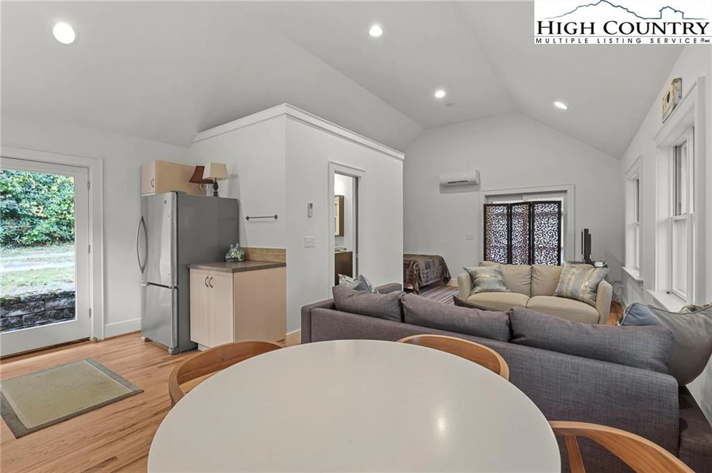Image number 12 for the current listing