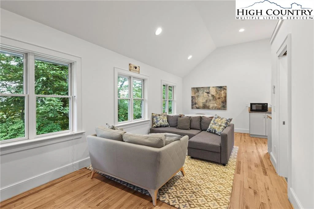 Image number 13 for the current listing