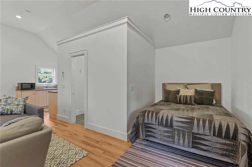 Image number 2 for the current listing