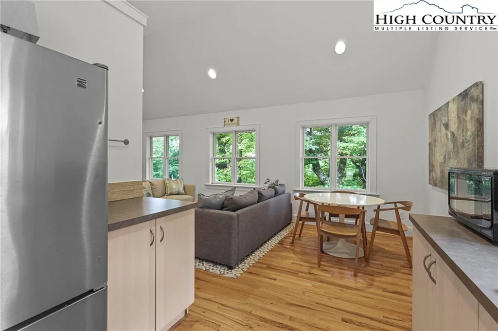 Image number 16 for the current listing