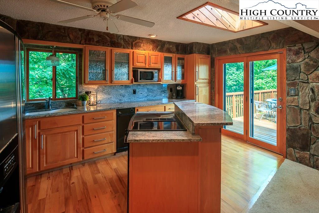 Image number 21 for the current listing