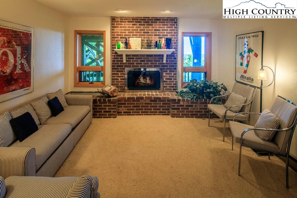 Image number 11 for the current listing