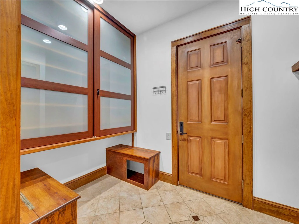 Image number 11 for the current listing