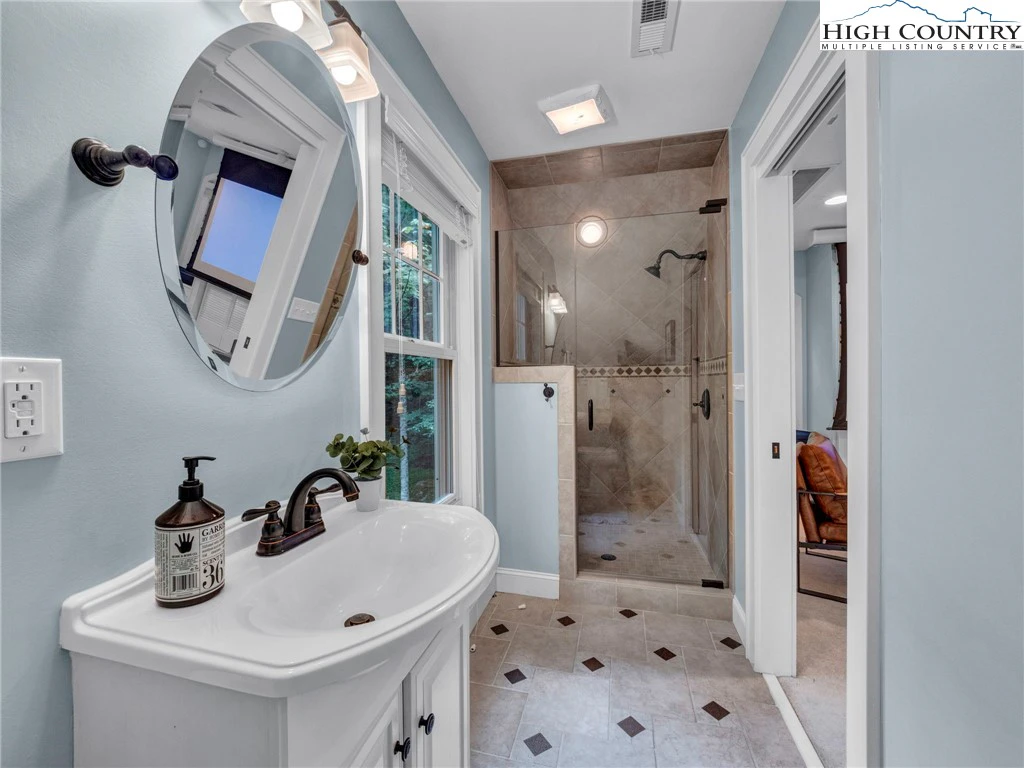 Image number 2 for the current listing