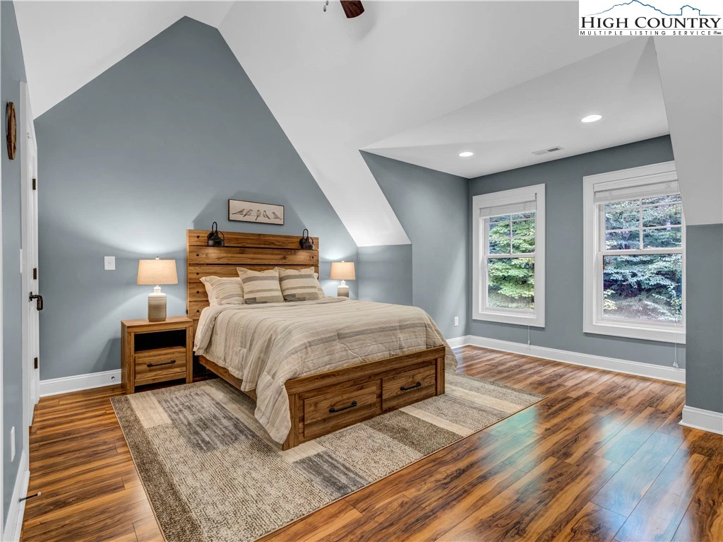 Image number 3 for the current listing