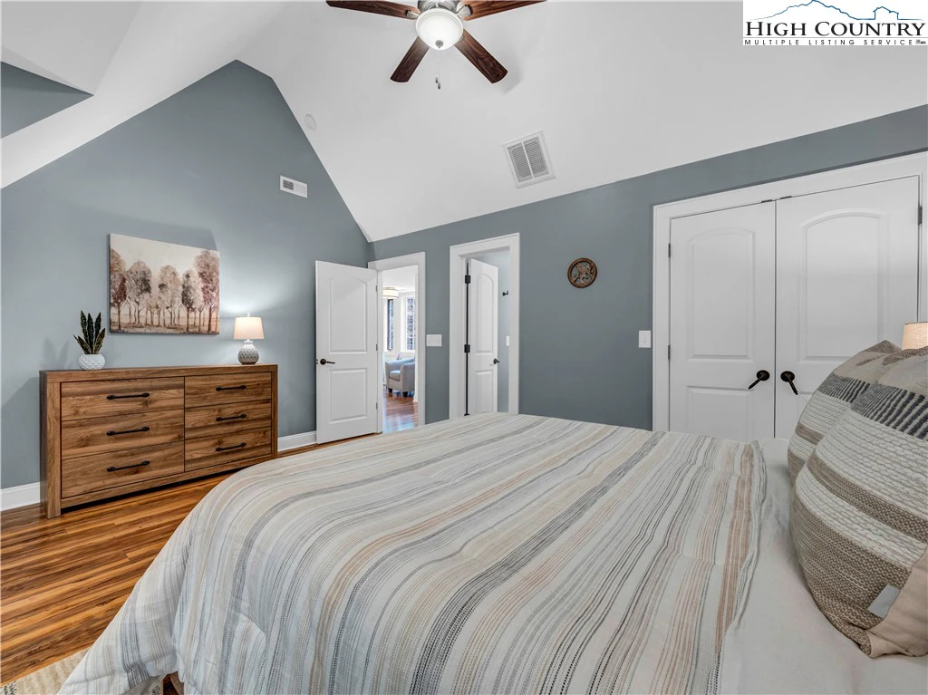 Image number 4 for the current listing