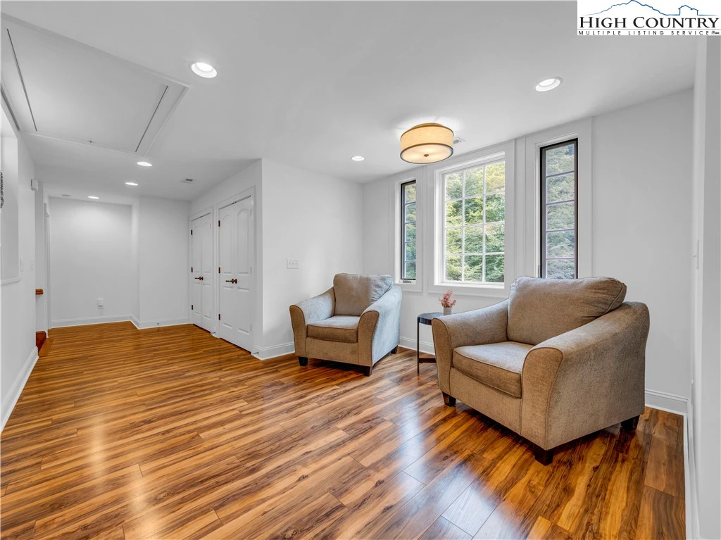 Image number 6 for the current listing