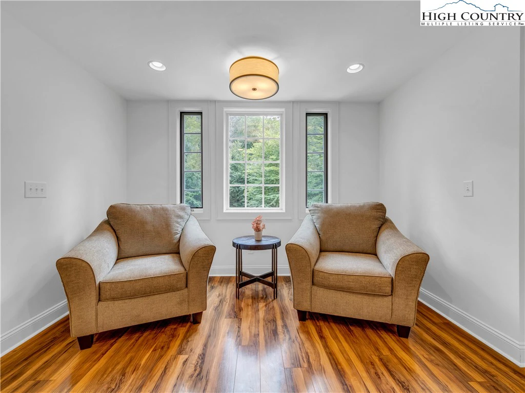 Image number 7 for the current listing