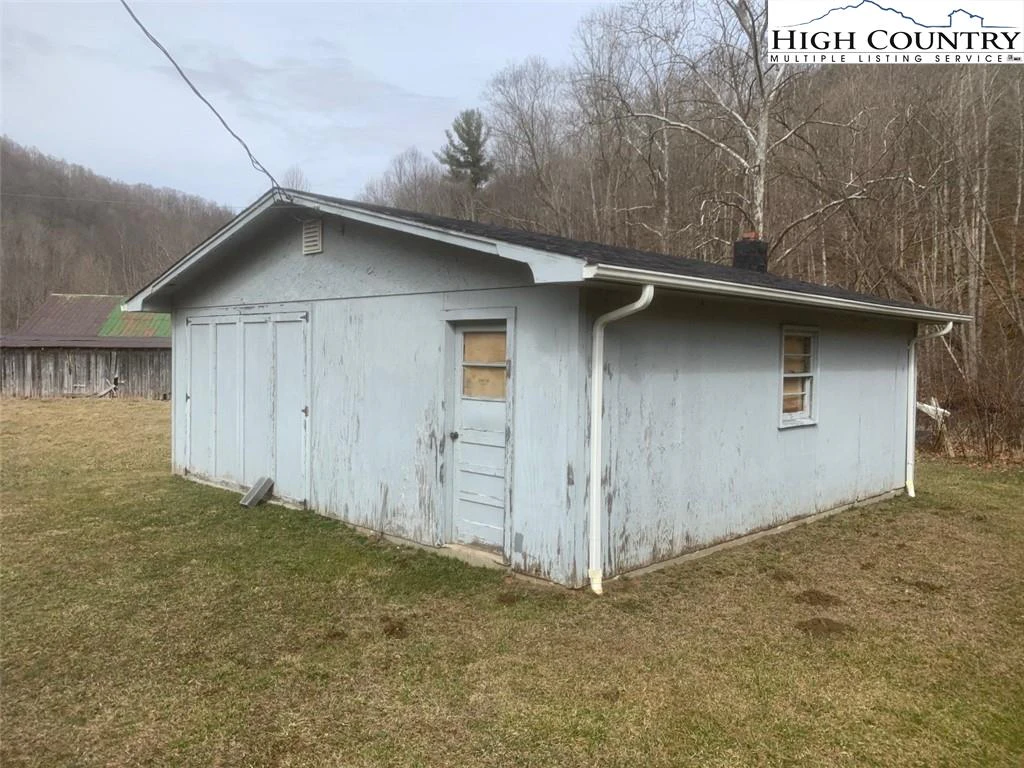 Image number 15 for the current listing
