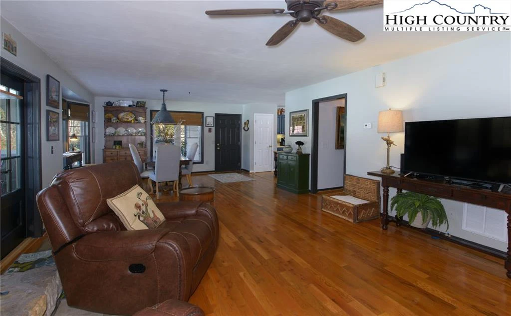 Image number 8 for the current listing