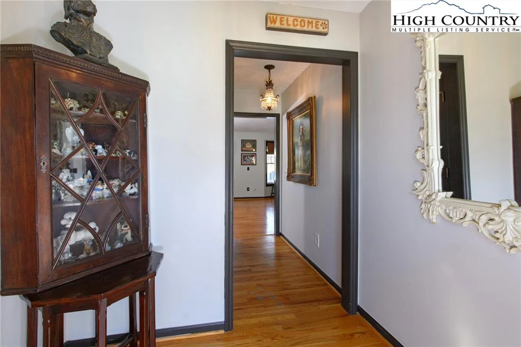 Image number 11 for the current listing