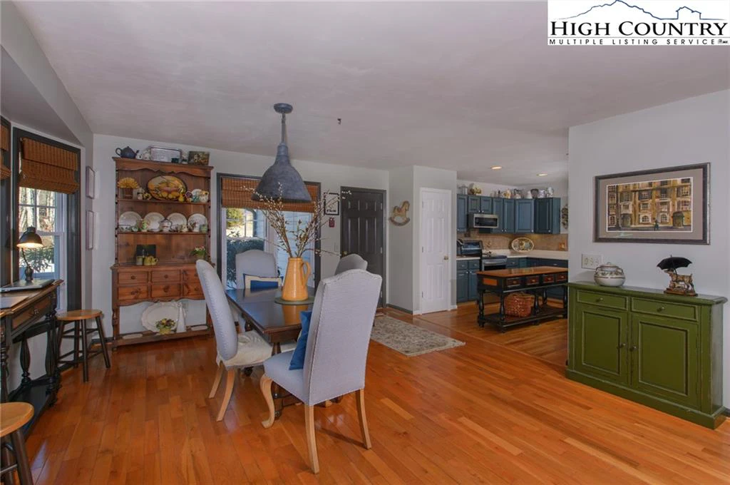 Image number 17 for the current listing