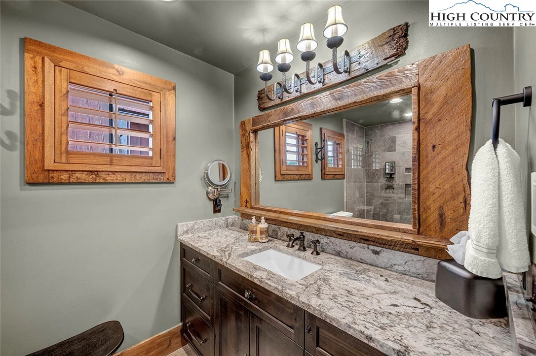 Image number 7 for the current listing