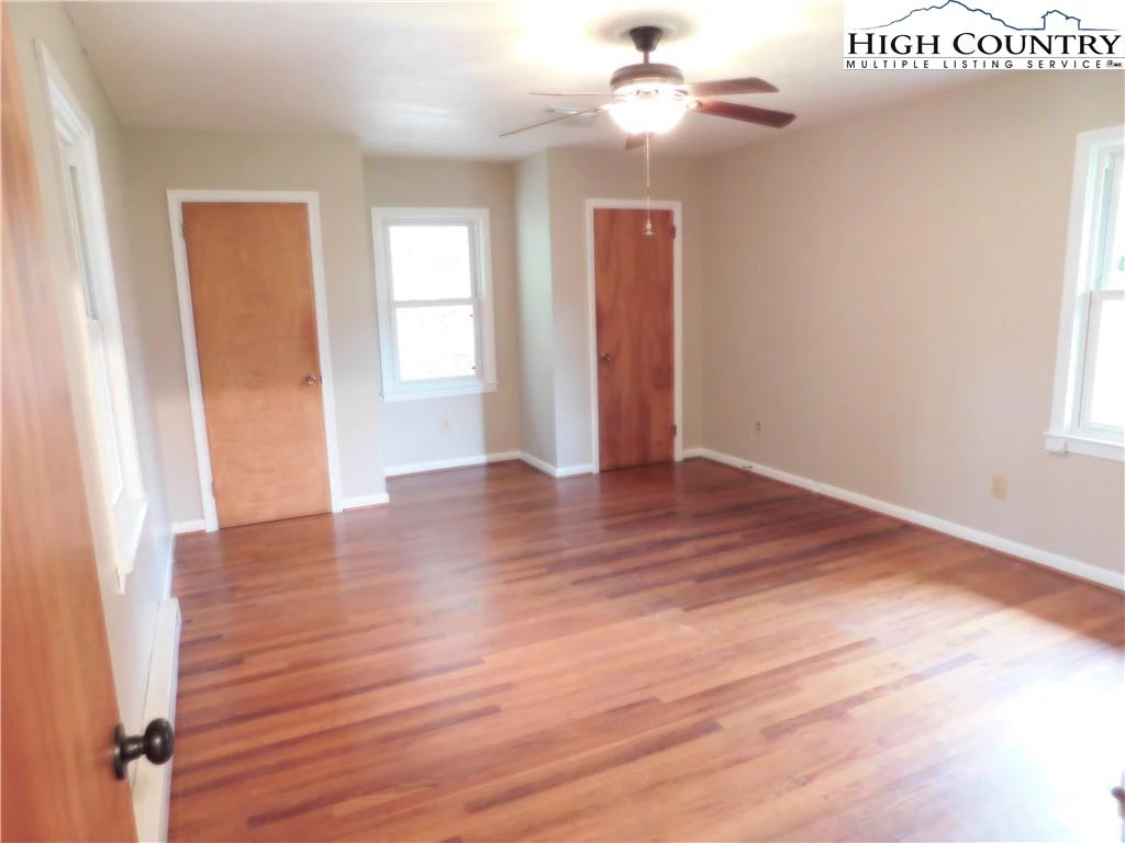 Image number 19 for the current listing