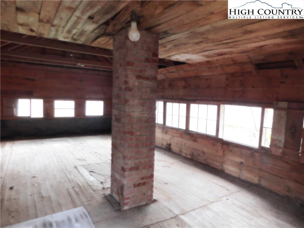 Image number 17 for the current listing