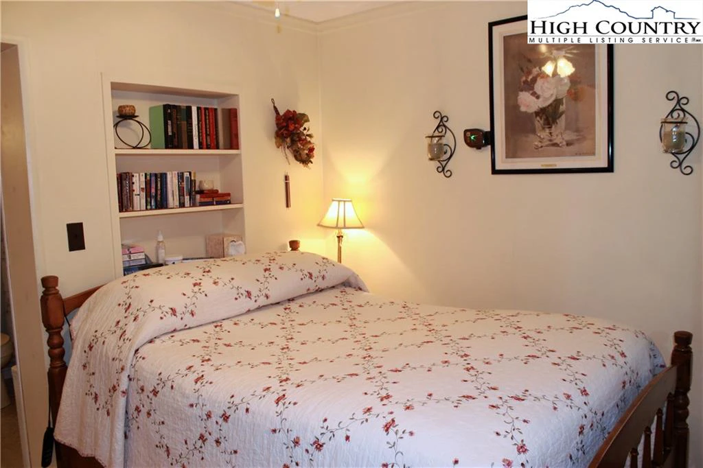 Image number 2 for the current listing
