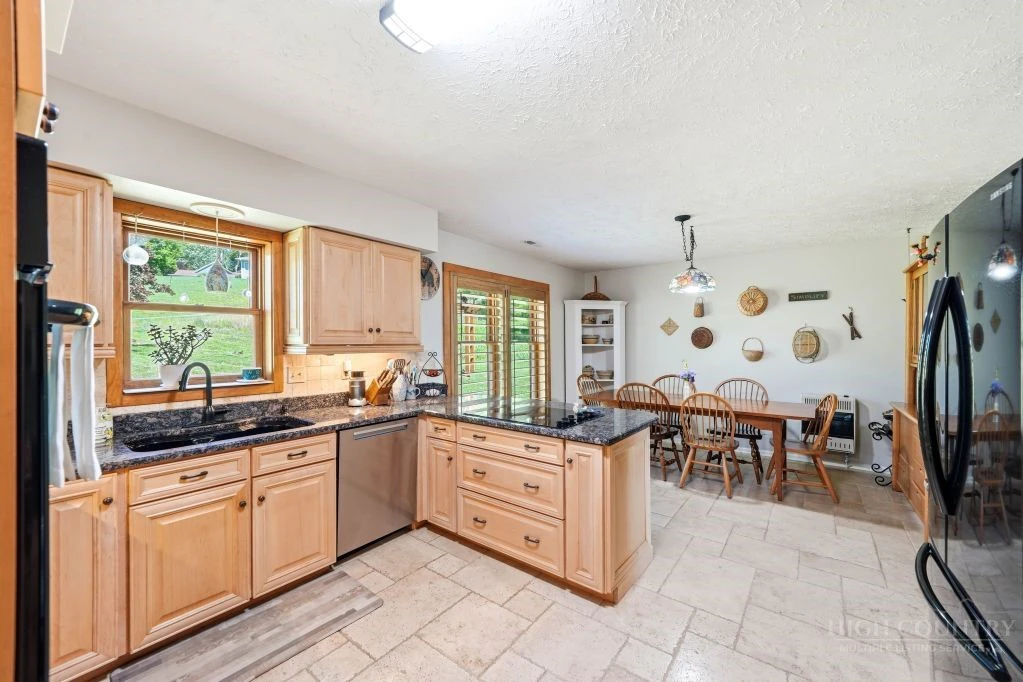 Image number 4 for the current listing