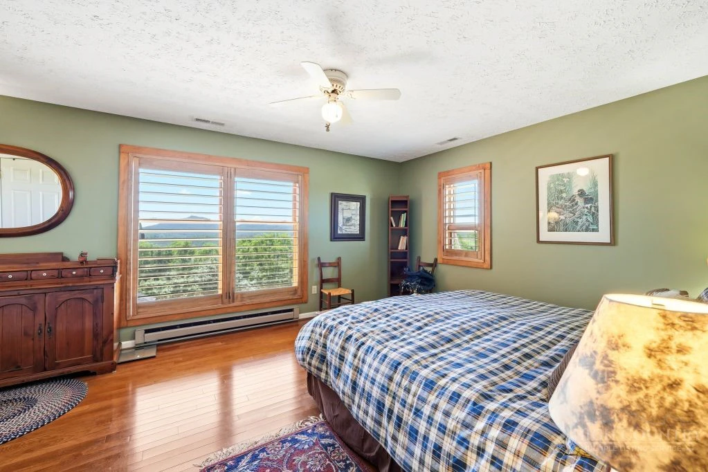 Image number 14 for the current listing