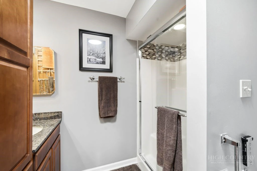 Image number 9 for the current listing
