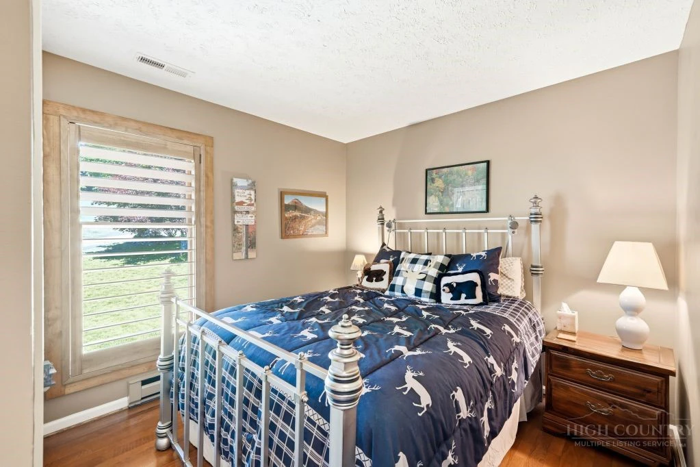 Image number 2 for the current listing