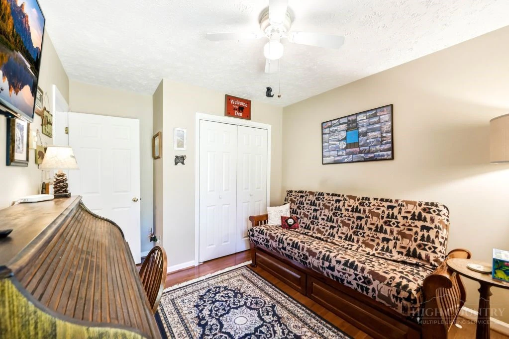Image number 15 for the current listing