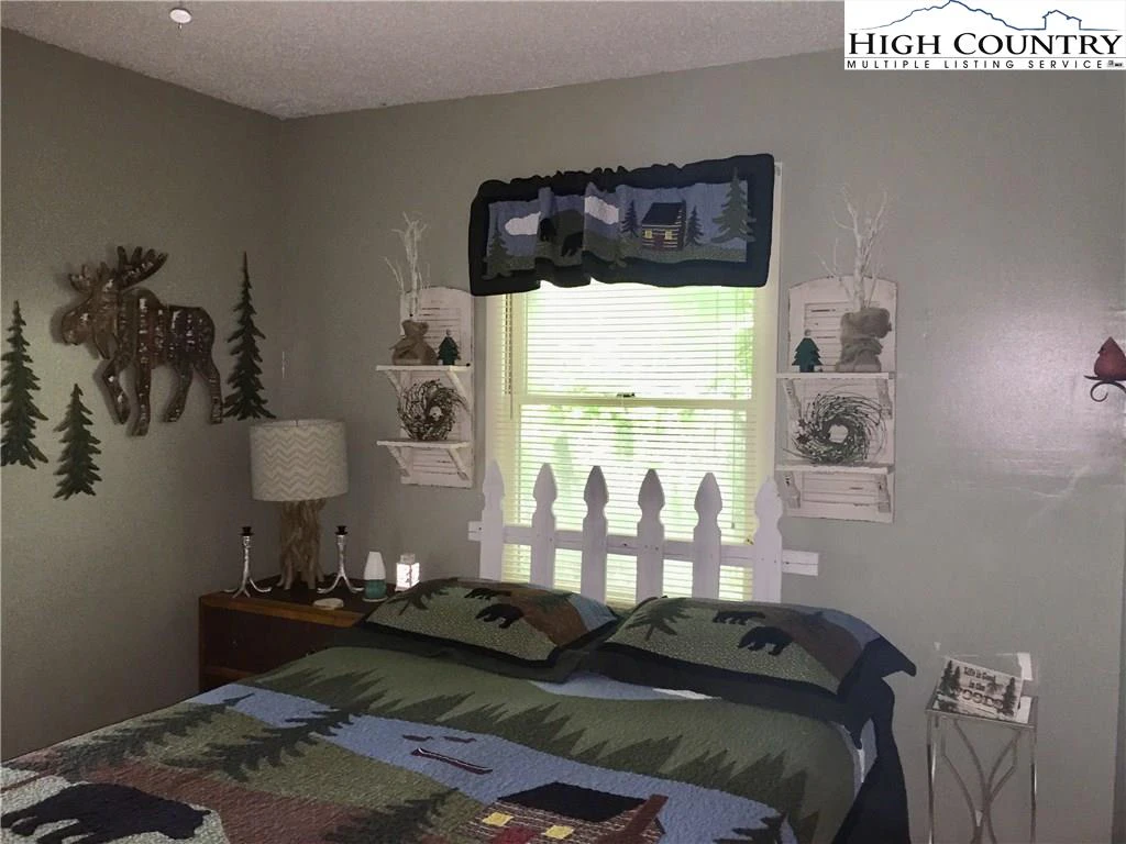 Image number 9 for the current listing