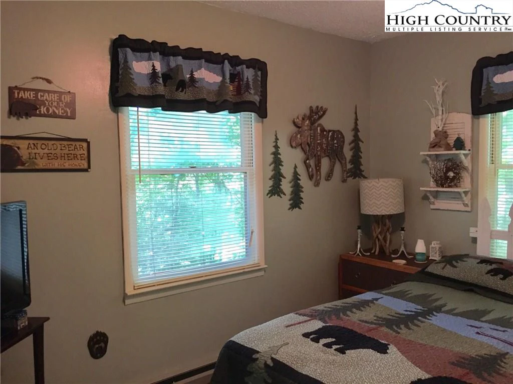 Image number 11 for the current listing