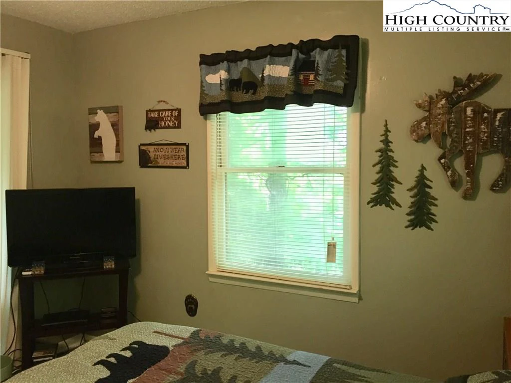 Image number 2 for the current listing