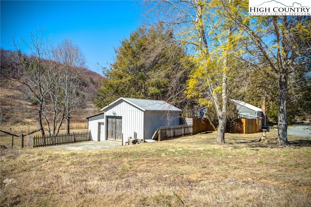 Image number 17 for the current listing