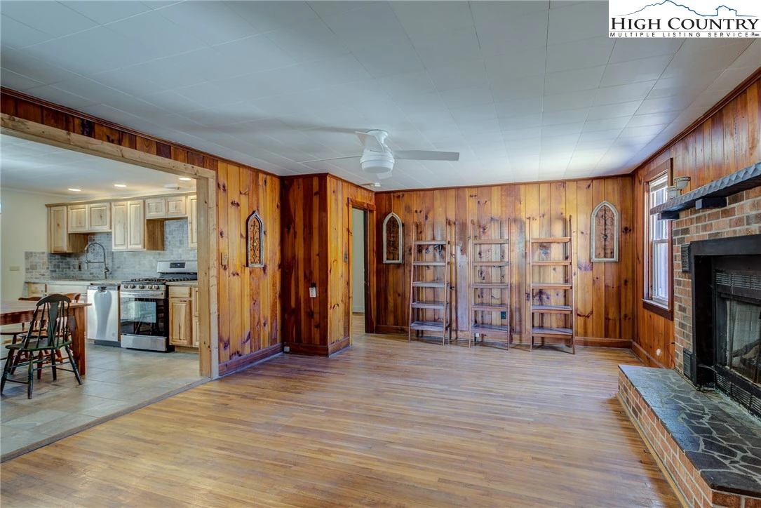 Image number 2 for the current listing
