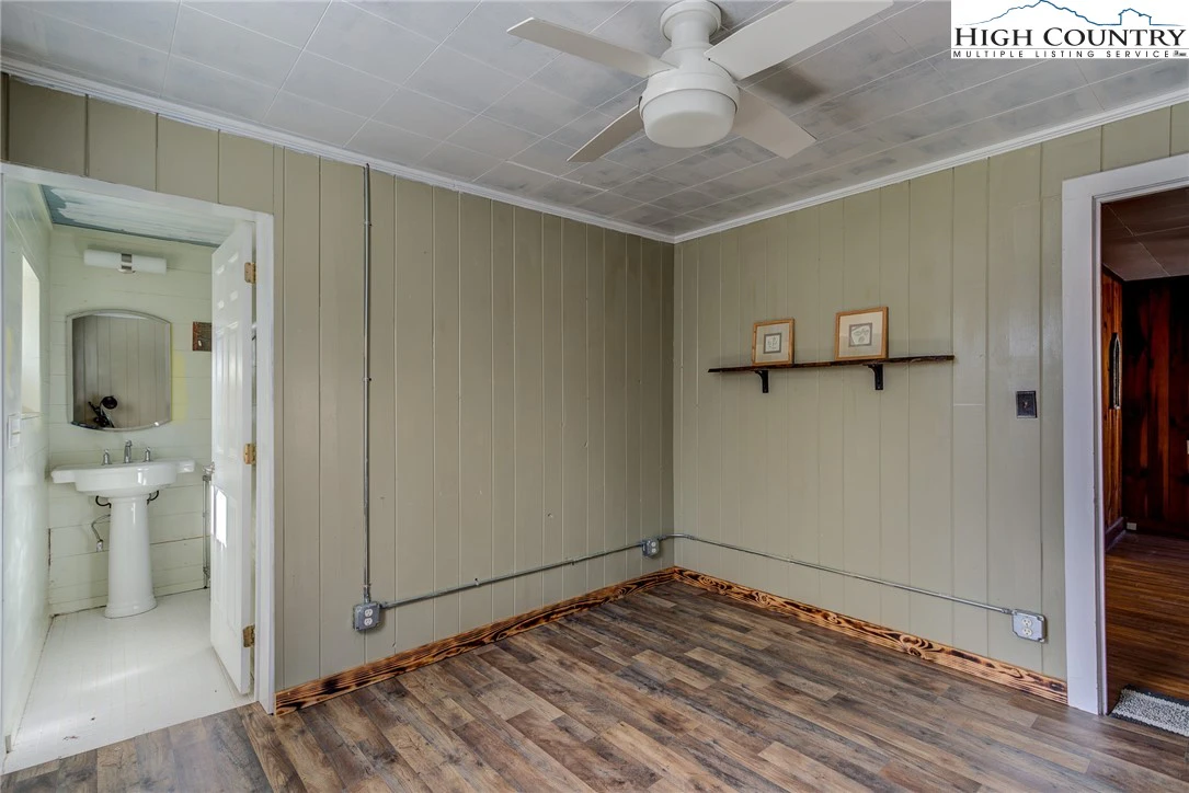 Image number 1 for the current listing