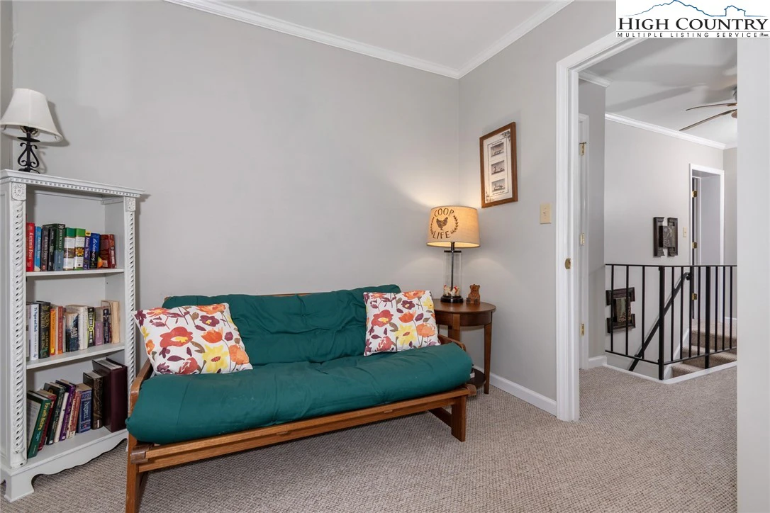 Image number 19 for the current listing