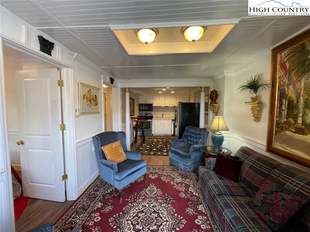 Image number 9 for the current listing