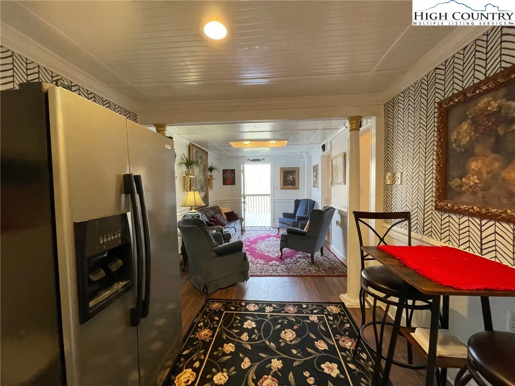 Image number 1 for the current listing