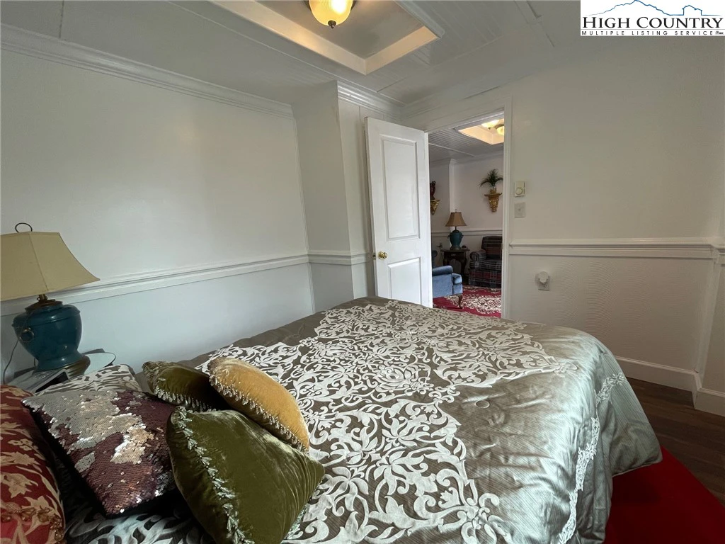 Image number 11 for the current listing
