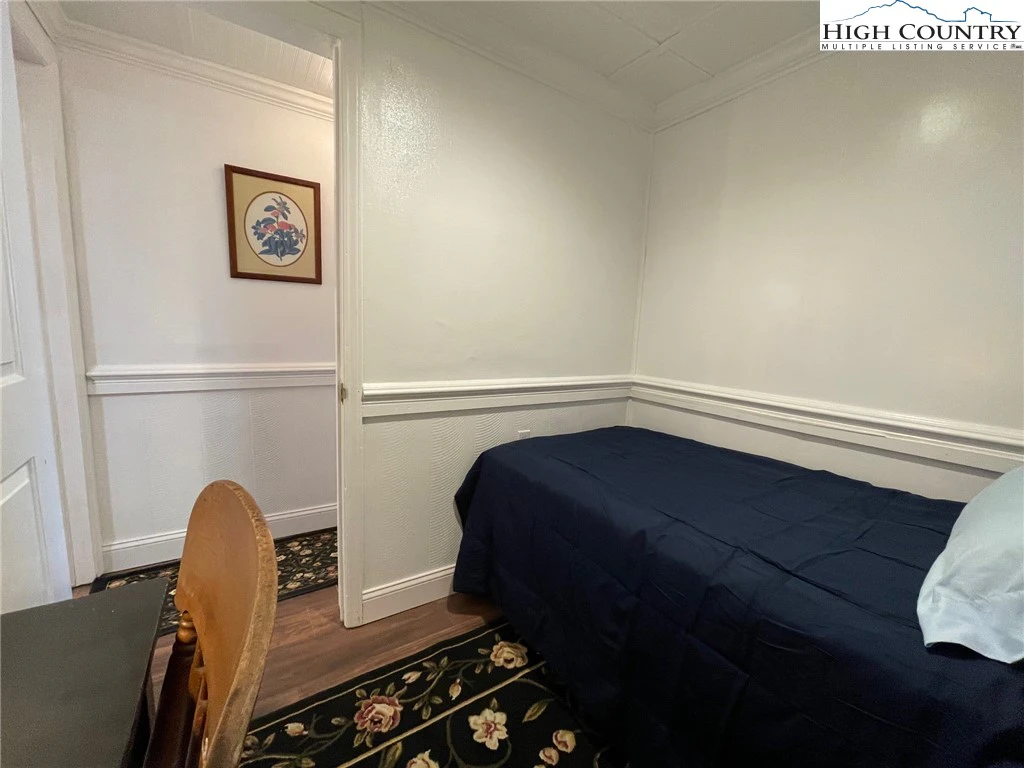 Image number 13 for the current listing