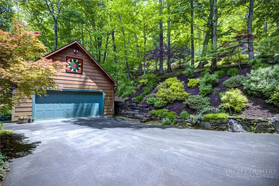 Image number 12 for the current listing