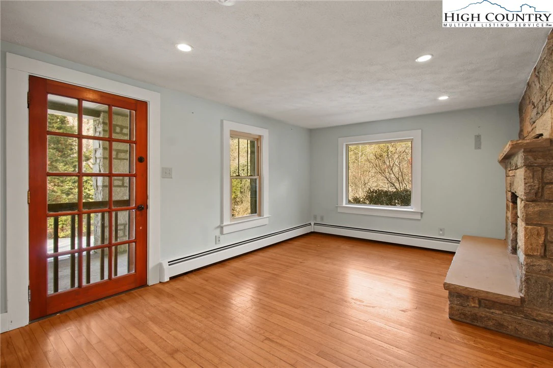 Image number 19 for the current listing