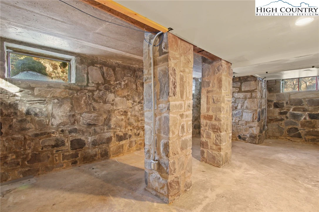 Image number 18 for the current listing
