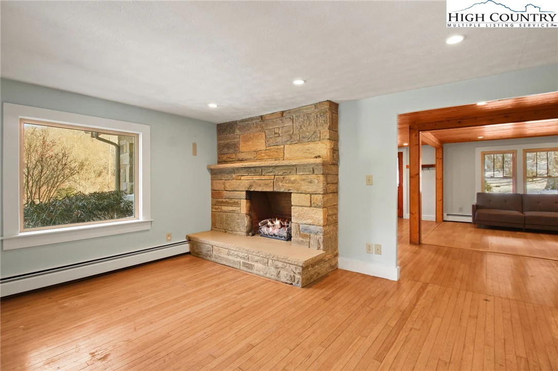 Image number 7 for the current listing