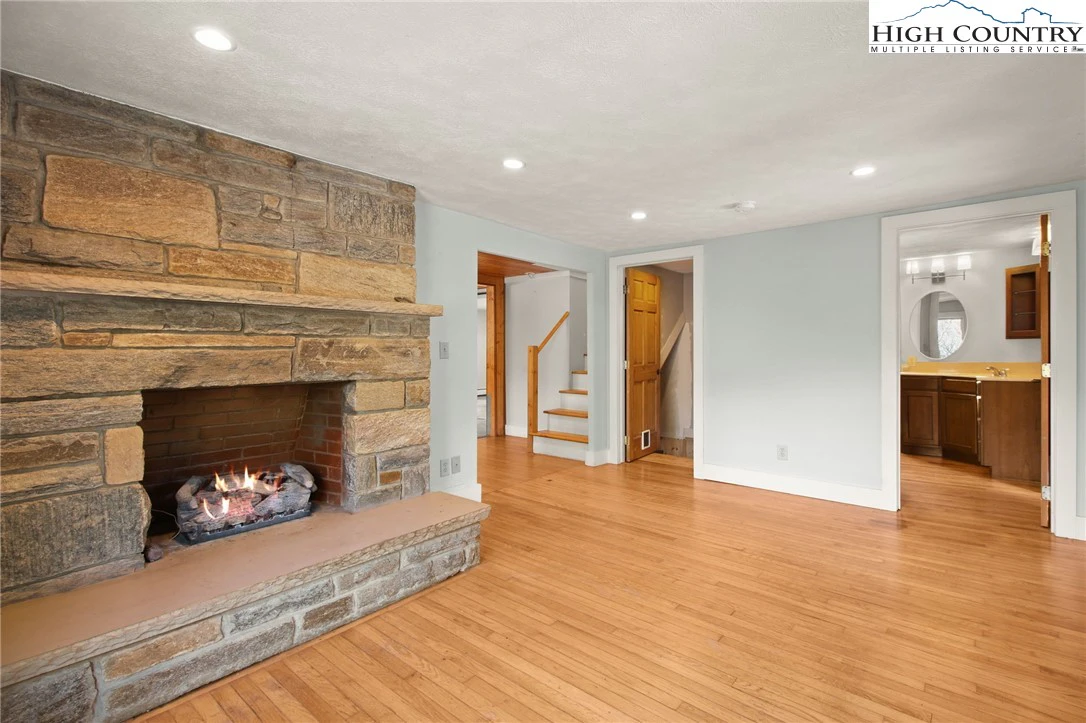 Image number 6 for the current listing
