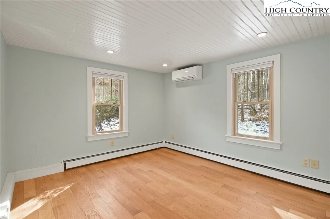 Image number 3 for the current listing