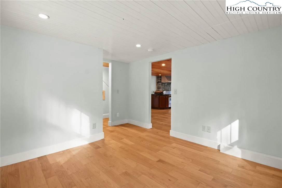 Image number 14 for the current listing