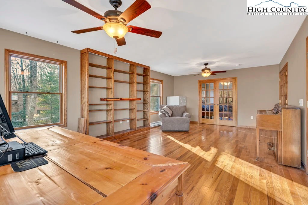 Image number 9 for the current listing