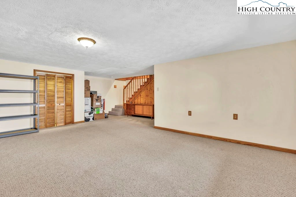 Image number 14 for the current listing