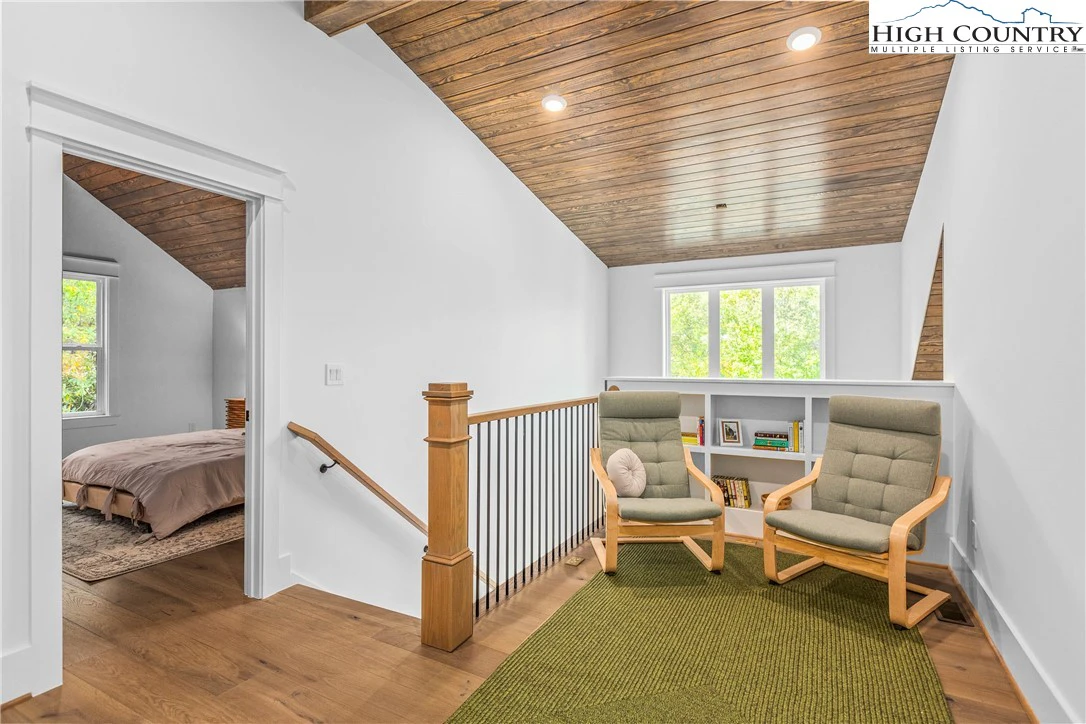 Image number 4 for the current listing